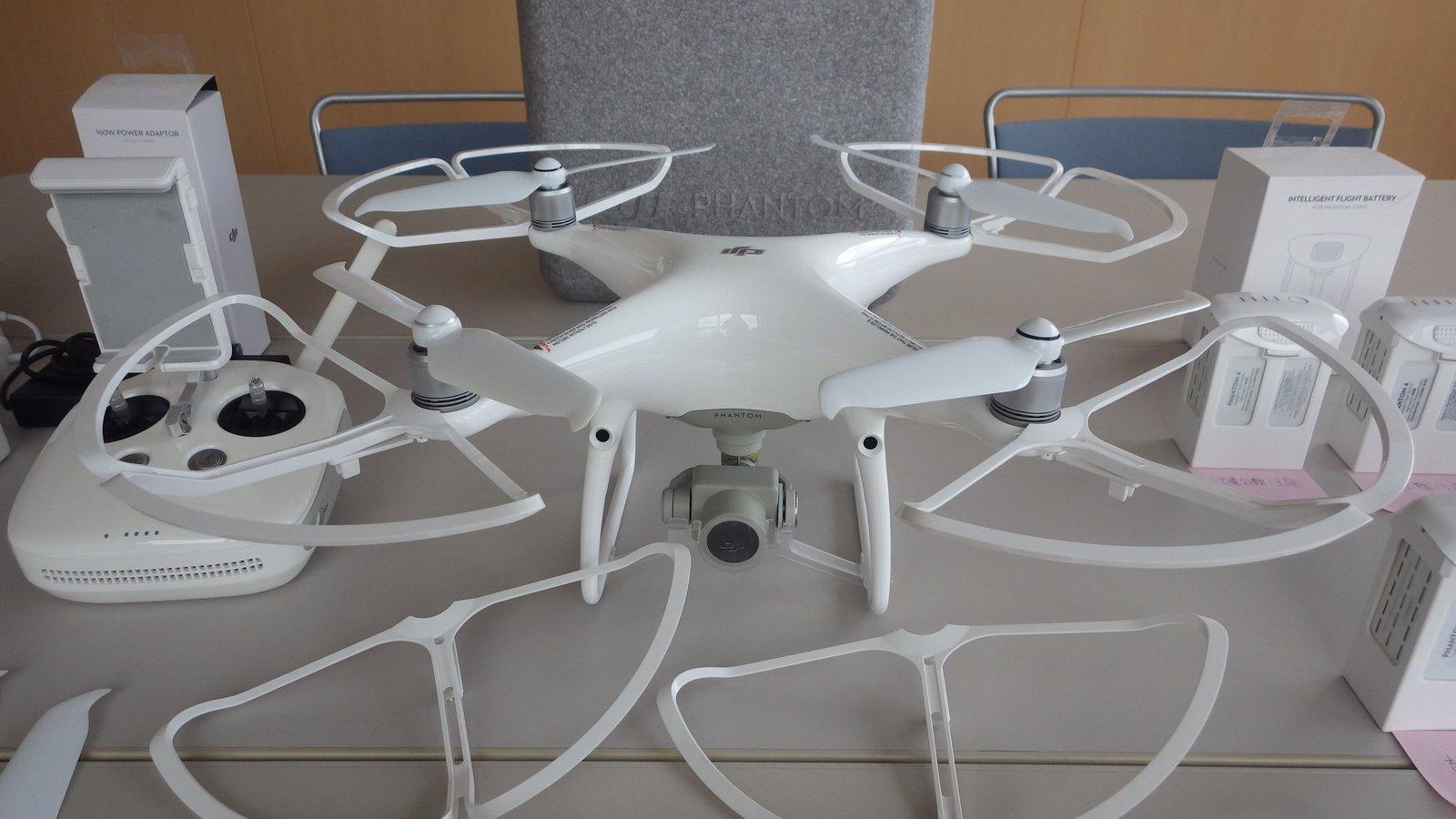 ドローン DJI Phantom4 PRO V2.0セット(バッテリー7個付き)