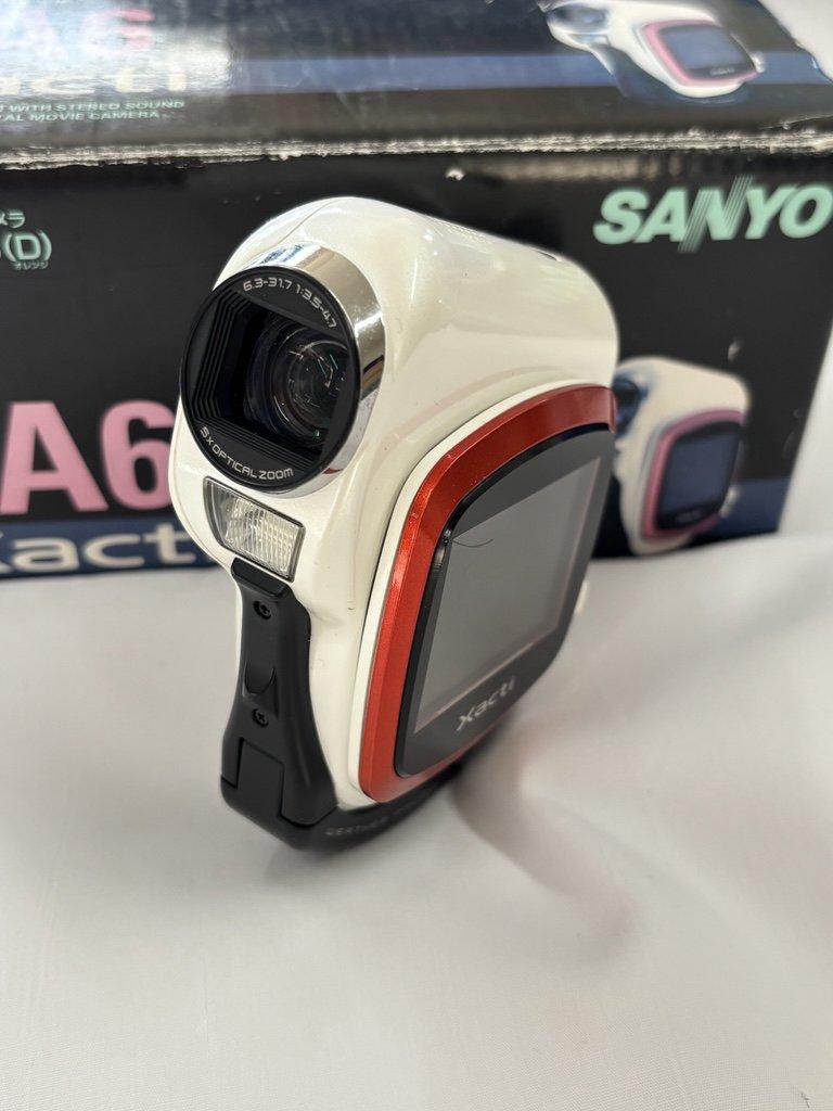 【現地引渡限定】デジタルムービーカメラ SANYO Xacti DMX-CA6(D) (ジャンク品)