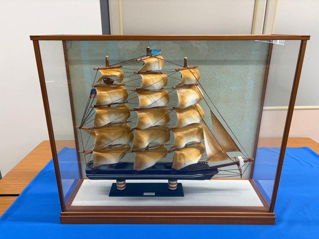 <受け取りに来られる方のみ入札可>【アンティーク品】帆船模型(ガラスケース付き)